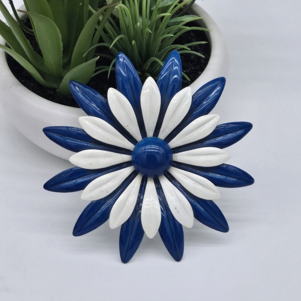 STUNNING VINTAGE ESTATE LARGE BLUE & WHITE ENAMELED FLOWER 3 3/8" BROOCH!